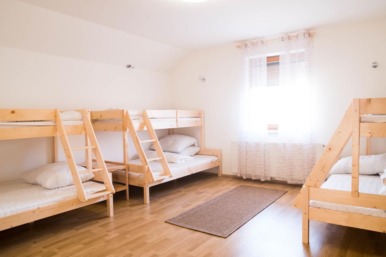 Hostel Hisa Na Travniku Dob ภายนอก รูปภาพ