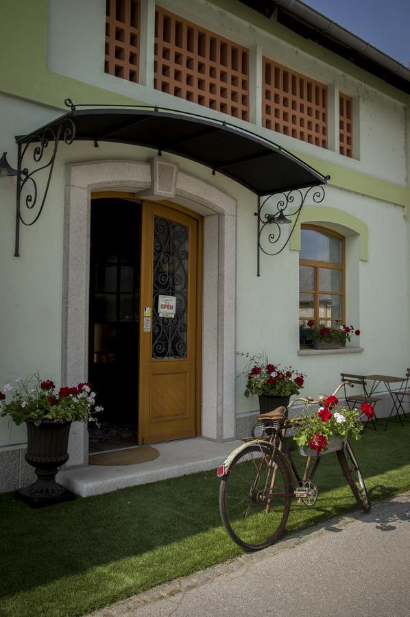 Hostel Hisa Na Travniku Dob ภายนอก รูปภาพ